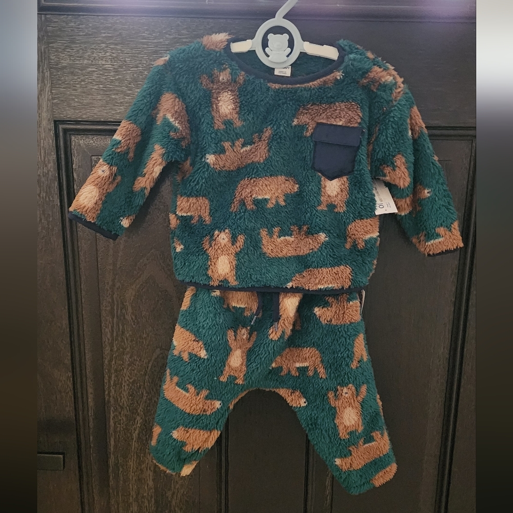 NWT Old Navy Cozy Unisex Sherpa Pocket Green Brown Bear 2 Piece Set 6-12 Months